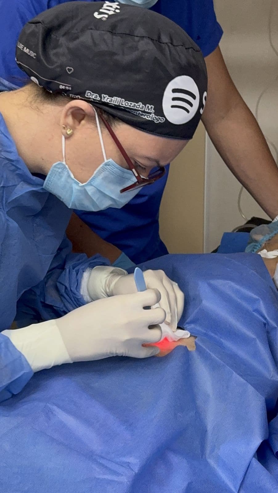 La Dra. Lozada concentrada durante la colocación de una gastrostomía endoscópica