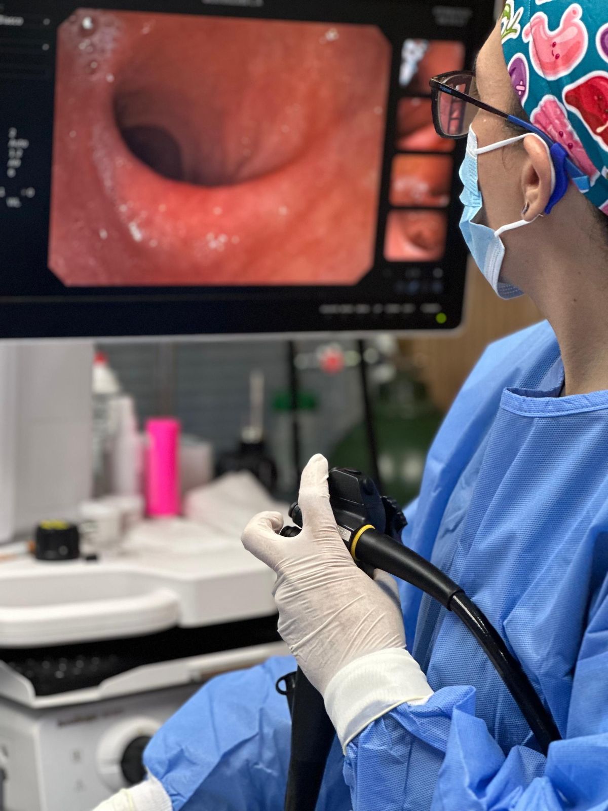 La Dra. Lozada maneja el endoscopio mientras observa la imagen del estómago en el monitor