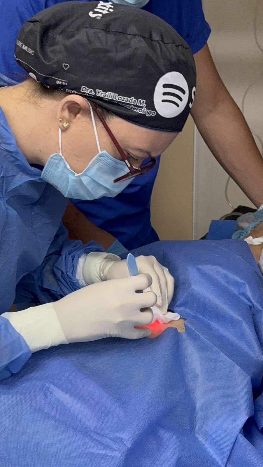 La Dra. Lozada concentrada durante la colocación de una gastrostomía endoscópica