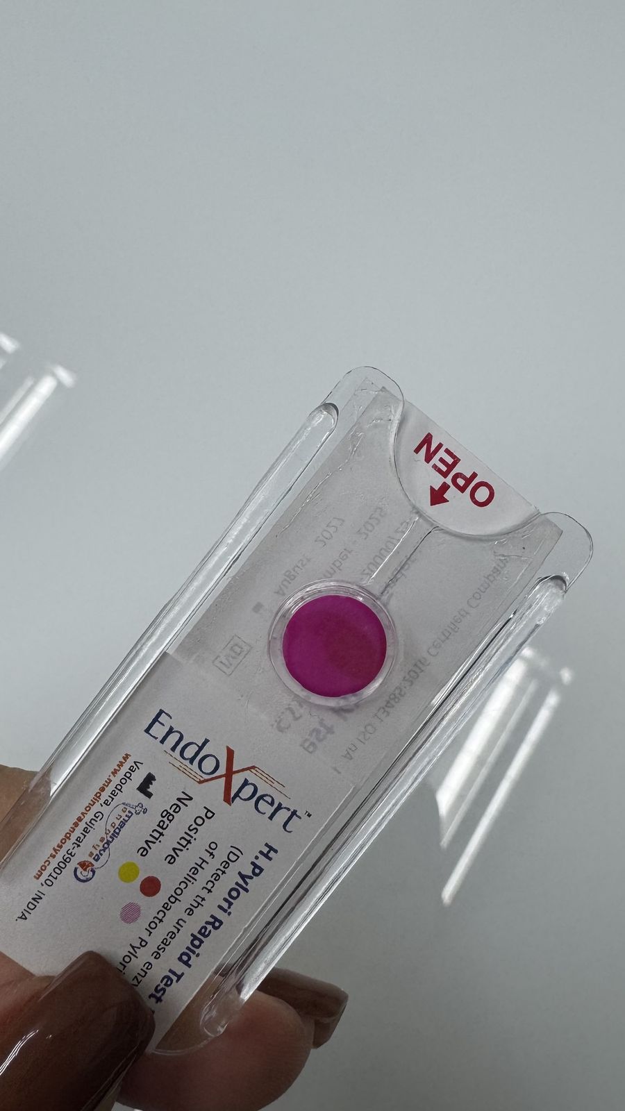Prueba rápida de ureasa para Helicobacter pylori con resultado en el recuadro de color